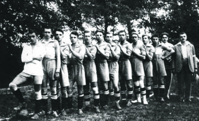A Somorjai Testgyakorlók Körének (STK) labdarúgócsapatáról 1931-ben készült felvétel. A pomléi sportpálya ünnepélyes átadása alkalmából játszott mérkőzésen a csallóköziek a bécsi Sport Clubot fogadták. (Az STK archívumából)