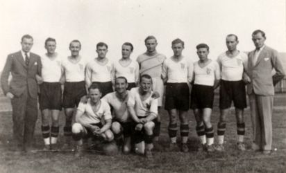 A Füleki Torna Club (FTC) volt a szlovákiai középkerület 1933/34-es évadjának bajnokcsapata. Felső sor balról: Kalmár János edző, Márkus József, František Bičiště, Felföldy Sándor, Tóth István, Gordos László, Zupko Jenő, Jurecsek Gusztáv, Fischl Árpád, Szabó Gyula, a futballszakosztály elnöke. Elöl: Galbács Imre, Lukács Gedeon és Jancsár Sándor. (Vladimír Cirbusnak, az FTC klubmenedzserének archívumából)