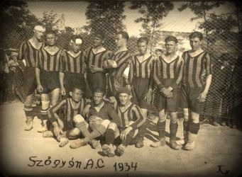 Füleken keresztül jutott el honlapunkhoz az Érsekújvári járásban fekvő Szőgyén 1934-es futballcsapatának képe. Köszönet érte Vladimír Cirbusnak, a Füleki Torna Club (FTC) múltban kalandozó klubmenedzserének.