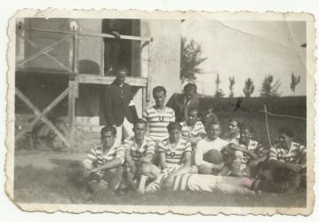 Emlék a Tornaljai TC II. világháború alatt, 1942-ben megörökített csapatáról. A fénykép hátlapján mind a 11 játékos nevét láthatjuk. Meghatározó játékosok voltak: Kovács István, Kovács József (ikrek), Bedécs László és Kasza Pál. (Szajkó Béla archívumából)