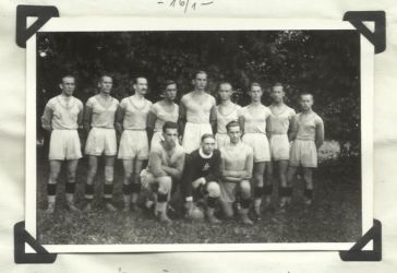 Ez az értékes felvétel Rozsnyóról érkezett: 1932-ben készült a kassai kerületi bajnokságban játszó Rozsnyói Sport Club futballcsapatáról. Balról, hátul: Szuhay, Sztarna, Stromp, Ludányi, Langhoffer, Ambrózy, Sebalj, Dokupel, Füleky, elöl: Juránek, Márton és Béres (Juraj Králik archívumából)