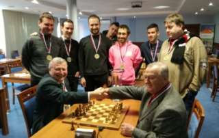 Heten a bajnokcsapatból az utolsó bajnoki után, balról: Bokros Albert, Vajda Levente, Varga Dávid, Bagi Máté, Petényi Tamás, Takács László és Varga Zoltán. Előttük kezet fog Petényi György klubelnök és Ráchela József edző (jobbról).