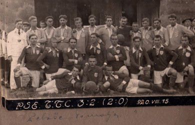 Egy Pelsőc–Tornalja focimérkőzés emlékére készült felvétel 1920-ból. Álló sorban (TTC-mezben balról az első) Millen Béla, az akkori tornaljai csapat kitűnő labdarúgója (A Millen család archívumából Szajkó Béla juttatta el honlapunknak)