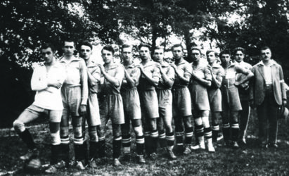 A Somorjai Testgyakorlók Körének (STK) labdarúgócsapatáról 1931-ben készült felvétel. A pomléi sportpálya ünnepélyes átadása alkalmából játszott mérkőzésen a csallóköziek a bécsi Sport Clubot fogadták. (Az STK archívumából)