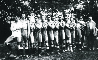 A Somorjai Testgyakorlók Körének (STK) labdarúgócsapatáról 1931-ben készült felvétel. A pomléi sportpálya ünnepélyes átadása alkalmából játszott mérkőzésen a csallóköziek a bécsi Sport Clubot fogadták. (Az STK archívumából)