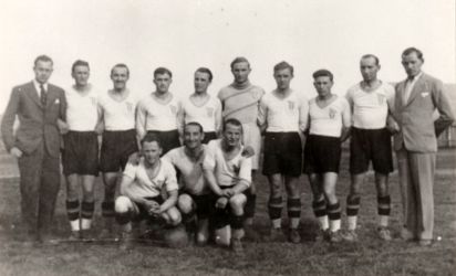 A Füleki Torna Club (FTC) volt a szlovákiai középkerület 1933/34-es évadjának bajnokcsapata. Felső sor balról: Kalmár János edző, Márkus József, František Bičiště, Felföldy Sándor, Tóth István, Gordos László, Zupko Jenő, Jurecsek Gusztáv, Fischl Árpád, Szabó Gyula, a futballszakosztály elnöke. Elöl: Galbács Imre, Lukács Gedeon és Jancsár Sándor. (Vladimír Cirbusnak, az FTC klubmenedzserének archívumából)