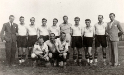 A Füleki Torna Club (FTC) volt a szlovákiai középkerület 1933/34-es évadjának bajnokcsapata. Felső sor balról: Kalmár János edző, Márkus József, František Bičiště, Felföldy Sándor, Tóth István, Gordos László, Zupko Jenő, Jurecsek Gusztáv, Fischl Árpád, Szabó Gyula, a futballszakosztály elnöke. Elöl: Galbács Imre, Lukács Gedeon és Jancsár Sándor. (Vladimír Cirbusnak, az FTC klubmenedzserének archívumából)