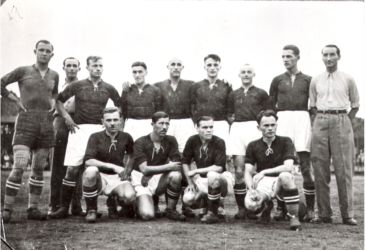 Az 1937-ben szlovák futballbajnokságot nyert Füleki Torna Club (FTC) aranycsapata. Felső sorban balról: Uram János, Csibi Braun edző, Josef Pilát, Gleisza István, Egri Béla, Viliam Vanák, Mihók Pál, Csukás Dezső, Lukács Gedeon segédedző. Alsó sorban: Zupkó Jenő, Böhm László, Jozef Hudec és Galbács Imre. (Vladimír Cirbusnak, az FTC klubmenedzserének archívumából)