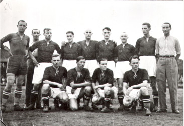 Az 1937-ben szlovák futballbajnokságot nyert Füleki Torna Club (FTC) aranycsapata. Felső sorban balról: Uram János, Csibi Braun edző, Josef Pilát, Gleisza István, Egri Béla, Viliam Vanák, Mihók Pál, Csukás Dezső, Lukács Gedeon segédedző. Alsó sorban: Zupkó Jenő, Böhm László, Jozef Hudec és Galbács Imre. (Vladimír Cirbusnak, az FTC klubmenedzserének archívumából)