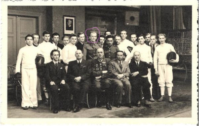 1930-ban alakult Pozsonyban a Zitónia vívóklub, amelynek nagy vonzereje volt a II. világháború előtti években. Ebben a klubban versenyzett az akkor még fővárosi Forgács Oszkár, aki később, a múlt század hatvanas éveinek elején újraindította a vívást Somorján. Ezen a felvételen, mely a család archívumából került elő, a Zitónia klubtagok társaságában látható a neves nevelőedző (a kijelölt portré a felső sorban).