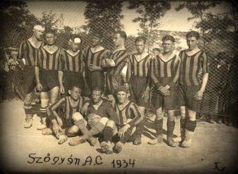Füleken keresztül jutott el honlapunkhoz az Érsekújvári járásban fekvő Szőgyén 1934-es futballcsapatának képe. Köszönet érte Vladimír Cirbusnak, a Füleki Torna Club (FTC) múltban kalandozó klubmenedzserének.