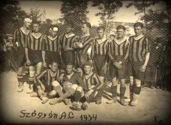 Füleken keresztül jutott el honlapunkhoz az Érsekújvári járásban fekvő Szőgyén 1934-es futballcsapatának képe. Köszönet érte Vladimír Cirbusnak, a Füleki Torna Club (FTC) múltban kalandozó klubmenedzserének.