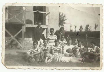 Emlék a Tornaljai TC II. világháború alatt, 1942-ben megörökített csapatáról. A fénykép hátlapján mind a 11 játékos nevét láthatjuk. Meghatározó játékosok voltak: Kovács István, Kovács József (ikrek), Bedécs László és Kasza Pál. (Szajkó Béla archívumából)
