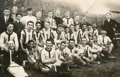 A Dunaszerdahelyi Sport Egylet (DSE, a későbbi DAC elődje) és a Komáromi Football Club (csíkos mezben) egy 1921 júliusi, 1 : 2-es meccs után (Csaplár Benedek Adattár, Dunaszerdahely)