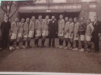 A füleki múzeumban találtunk erre a felvételre: Halita Vilmos akkori igazgató az 1920-ban frissen alakult Füleki Torna Club (FTC) futballcsapatával a helyi zománcgyár bejárata előtt.A képen balról állnak: Duboviczky Pál, Tóth Barna, Benyovics Lajos, Mihók József, Lakatos László, Szabó Gyula, Kalmár János, Hulita Vilmos gyárigazgató, Siegert Rudolf, Mihalik László, Soráll János, Fehér László, Ádám József, Havas Béla, Mihalik Béla titkár.