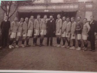 A füleki múzeumban találtunk erre a felvételre: Halita Vilmos akkori igazgató az 1920-ban frissen alakult Füleki Torna Club (FTC) futballcsapatával a helyi zománcgyár bejárata előtt.A képen balról állnak: Duboviczky Pál, Tóth Barna, Benyovics Lajos, Mihók József, Lakatos László, Szabó Gyula, Kalmár János, Hulita Vilmos gyárigazgató, Siegert Rudolf, Mihalik László, Soráll János, Fehér László, Ádám József, Havas Béla, Mihalik Béla titkár.