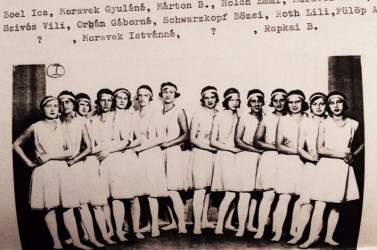 A Pozsonyi (később Polgári) Torna Egylet (PTE) 1880-ban alakult, Szlovákia mai területén az első sportegyesületként tartjuk számon. 1918 után is az élenjárók közé tartozott, kiemelkedő sikereket ért el tornában is. Felvételünkön a PTE 1931-es női tornacsapata (hiányos a névsor, és a teljes nevet sem tudjuk mindenkinél), balról Boel Ica, Moravek Gyuláné, Márton B., Holch Emmi, Moravek Heli, Szívós Vili, Orbán Gáborné, Schwarzkopf Bözsi, Roth Lili, Fülöp Annus, ??, Moravek Istvánné, ??, Rapkai B. A felvétel másolatát Moravek István, a PTE utolsó mohikánja ajándékozta a 2000-es évek elején honlapunk ötletgazda-szerkesztőjének.