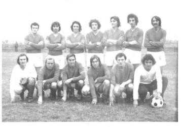 Bakai futballmúlt. Horváth Károly játékosedző csapata 1976-ban. Álló sor, balról: Sárkány Imre, Szedlák Nándor, Onódi Gyula, Říha Lajos, Zsemlye Béla, Matus Árpád, Horváth Károly játékosedző, guggolnak: Dobos László, Bertalan Vince, Bertalan Lajos, Szakáll László, Mozoli István, Szedlák Béla. (Köszönet Sárkány Imrének a beküldést)