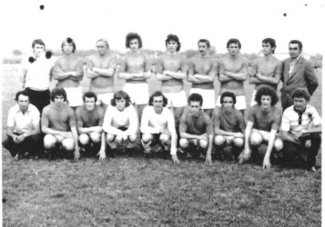 A bakai futballcsapat a 1977/1978-as évadban, álló sor, balról: Kováts Gyula edző, Szakáll László, Bertalan Vince, Matus Árpád, Zsemlye Béla, Horváth Károly, Mozoli István, Németh Károly, Matus Ferenc sportelnök, guggolnak: Kováts András csapatvezető, Szedlák Nándor, Sárkány Imre, Říha József, Dobos László, Csánó Zoltán, Onódi Gyula, Říha Lajos, Matus Gyula vezetőségi tag. (Köszönet Sárkány Imrének a beküldést)