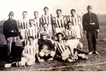Az első bakai futballcsapat (1931). Balról, felső sor: Nógell Sándor rendező, Horváth Titusz, Mészáros Károly, Mészáros Dániel, Sidó Béla, Németh Titusz, Balázs Gyula rendező; középső sor: Kovács Ferenc, Somogyi Tibor, Kováts Ferenc; alsó sor: Somogyi László, Kukucs Gyula, Kántor János. Beküldte a bakai Sárkány Imre, aki honlapunk leghűbb támogatója és a helyi sportélet múltjának szorgalmas kutatója.