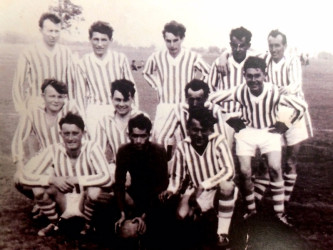 Somogyi Bálint bakai futballgárdája (1957–59), balról, felső sor: Tükör Nándor, Somogyi Bálint, Bóna Károly, Matus Ferenc, Tóth István; középső sor: Németh Tibor, Čačko, Kiss László, Németh László; alsó sor: Horváth János, Bukovszky László kapus és Magyarics Ignác. Beküldte a bakai Sárkány Imre, aki honlapunk leghűbb támogatója és a helyi sportélet múltjának szorgalmas kutatója.