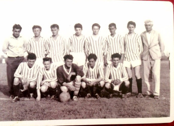 1964-ben az új bakai focihadrend kialakítója Mészáros István volt. Csapata és a vezetők, balról, felső sor: Matus Ferenc sportelnök, Orbán József, Mészáros István, Kovács Pál, Orbán Titusz, Bertalan József, Matus László és Matus Jenő csapatvezető; alsó sor: Fekete László, Kovács Imre, Görözdös István kapus, egy fiú a bakai katonák közül és Kováts András. Beküldte a bakai Sárkány Imre, aki honlapunk leghűbb támogatója és a helyi sportélet múltjának szorgalmas kutatója.