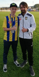 Két szereplő a 2019. szeptember 17-én Füleken játszott FTC–DAC (0:0, 11-esekkel 5:6) labdarúgó Slovnaft-kupa mérkőzésről: Mag Marcell (balról), aki a szünetben labdazsonglőri tudását villogtatta és Peter Hyballa, a DAC vezetőedzője