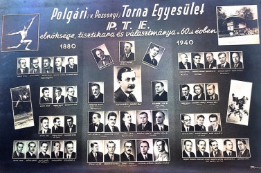 A somorjai Forgách Krisztián családi ereklyéi közül került elő ez a tablókép 1940-ből, amely az akkor 60 éves Polgári (korábban Pozsonyi) Torna Egyesület (PTE) elnökségét, tiszti karát és választmányát örökíti meg. A Szlovákia mai területén alakult legrégebbi klubot 1880-ben alapították, és idén van ennek a 140. évfordulója. Amint a képen látható: Esterházy János gróf volt akkoriban a klubelnök (középen), tőle balra Moravek Gyula korábbi pozsonyi alpolgármester, az örökös választott, 1924–1938-es elnök, alattuk balról a második: fia, Moravek István az alelnökök egyike és legalul középen jobbról Forgách Mihály, a tiszteletbeli alelnökök egyike, 1943-ban a vívószakosztály elnöke, a PTE alapító tagja, 1939-ben vezetése alatt indult el a Szlovákiai Magyar Vívó Egyesület, 1941-től egy további pozsonyi sportegyesület, a VAS elnöke volt. Bármilyen kiegészítést, észrevételt a tablóval kapcsolatosan szívesen fogadunk honlapunk címére.