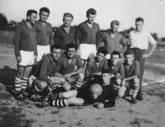 Nagy Félix csapatvezetőnek a korabeli sajtó szerint nagy érdemei voltak a Diószeg tőszomszédságában fekvő Kismácséd futballcsapatának 1959-es újjászületésében, amelynek kicsúcsosodása az 1964-es bajnoki cím volt a galántai járási bajnokság III. osztályában. Ezt a felvételt az akkori együttes egyik játékosa, Sárkány Imre küldte honlapunknak, és 1959-ben készült beküldőnk kötelező katonai szolgálatának megkezdése előtt. Balról, álló sorban: Katona Elek, Hontvári Mihály, Sidó József, Hollósy Dezső, Štefan Blaho, Nagy Félix csapatvezető, a sportszervezet elnöke, guggolnak: Sárkány János, Somogyi Félix, Kenyeres Vendel, Sárkány Imre, Ondrej Jasovský, elöl: Krizsan Márton kapus.