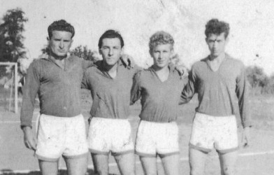 Négy kismácsédi focista 1959-ből, balról Hontvári Mihály és a három fiatal játékos: Sárkány Imre, Ondrej Jasovský és Kenyeres Vendel. Kismácséd a Galántai járás apró települése, jelenlegi csapata azonban az V. ligában rúgja a labdát. Beküldte Sárkány Imre, aki honlapunk lelkes követője.