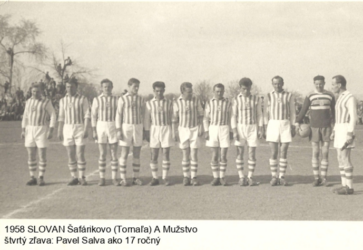 Ez a felvétel 1958-ban a tornaljai futballcsapat egyik bajnokija előtt készült. Kik vannak a képen? Balról jobbra: Michal Hric, Csák József, Kalo János, Pavel Salva (17 évesen, később játszott a Jednota Košice – I. liga, Brno – I. liga, Dukla Komárno – II. Liga együttesében is), Misanko Andor, Rencsok Béla, Berko Géza, Miskovics Béla, Kovács László, Péntek István, Kasza Kálmán. Honlapunknak Szajkó Béla küldte be, köszönet érte.