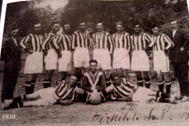 Az ötletadó fénykép, amely 1930-ban örökítette meg Vízkelet (Galántai járás) futballcsapatát. Felbukkant a helyi labdarúgás 40 éves jubileumi ünnepére készült meghívón is, s ötletet adott Czigler Sándor testnevelőnek, edzőnek, hogy 2016-ra megírja A vízkeleti labdarúgás 90 éves története című könyvet. Abban is megtalálható ez a felvétel, ráadásul kétszer is. Álló sorban balról: Tumma József, Olasz József, Mrázik János, Horváth Dániel, Kellner Lajos, Bózsing István, Sersel Gusztáv, Dömény Károly, Nagy Pál, Rózsár Károly. Alul: Gregorovics János, Nagy Ignác és Prágai Károly. (A szövegben szereplő kiadványból)