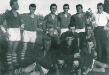 Ez a becses fotó Sárkány Imrétől érkezett, és a kismácsédi futballcsapat látható rajta a múlt század hatvanas éveinek elejéről (pontos év nem ismert). A Bakán élő nyugdíjas pedagógus nagy rajongója honlapunknak, és ezúttal a Galántai járásban fekvő szülőfalujára gondolt, amikor beküldte a képet, hogy közkinccsé tegyük. A XXI. században infografikán ábrázolják így a csapatok hadrendjét, a XX. század hatvanas éveiben pedig úgy álltak fel a fiúk a fotós elé, hogy a pályán várható felállásban legyenek. Ki látható a felvételen? Felső sor balról jobbra Sárkány János, Somogyi József, Sárkány Imre, Hontvári Sándor, Somogyi Félix (mind csatár volt) és Nagy Félix (sportelnök). Középen a halfsor, balról Štefan Blaho, Samo Gubíni (centerhalf), Katona Elek. Elől a bekkek és a kapus, balról Sidó József, Krizsan Márton (kapus) és Krizsan István.