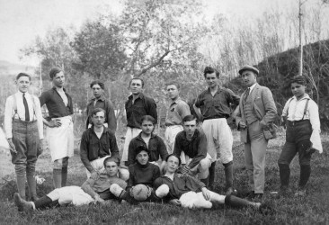 A kékkői (Nagykürtösi járás) futballcsapat (1930). Ez a kép Vladimír Cirbustól, a Füleki Torna Club (FTC) múltban kalandozó klubmenedzserétől érkezett.