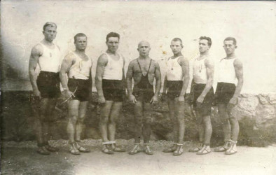 A Rozsnyói SC birkózói 1933-ból. Akiket felismertünk a felvételen, balról az első Salamon János, a második Júdt Pál, a harmadik Bárány, a negyedik (középen) Aranyi Lajos, aki 1931-től volt edző a klubban, és 1932-ben és 1933-ban magyar bajnok lett pehelysúlyban. Mellette jobbra: Gaczek János. (Juraj Králik archívumából)
