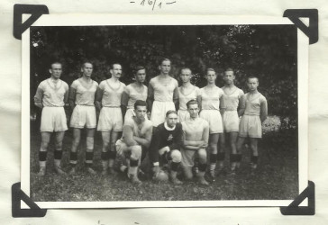 Ez az értékes felvétel Rozsnyóról érkezett: 1932-ben készült a kassai kerületi bajnokságban játszó Rozsnyói Sport Club futballcsapatáról. Balról, hátul: Szuhay, Sztarna, Stromp, Ludányi, Langhoffer, Ambrózy, Sebalj, Dokupel, Füleky, elöl: Juránek, Márton és Béres (Juraj Králik archívumából)