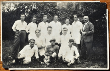 Az Szenci TK csapata 1932-ben. Felső sor balról: Ritter M. – titkár, Fülöp, Szőcs, Csánó, Koday, Dömény, Ritter Antal – klubelnök. Középső sor balról: Piacsek, Szalay, Nagy. Alsó sor balról: Sztresnyák, a kapus egyelőre ismeretlen, Gáspár. (Forrás: Szenci Városi Múzeum)