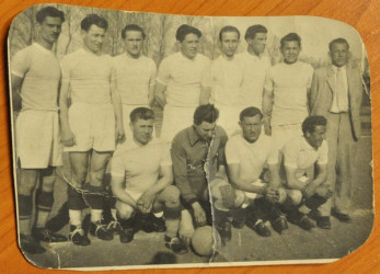 A megújult szenci klub csapata 1947-ben (felső sor balról): Kovács, Botta, Leffler, Hatala, Alpár, Kollárik, Mórocz, Varga. Alsó sor: Mókos, Szabó, Bordács K., Bordács I. (Forrás: Szenci Városi Múzeum)