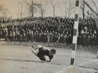 A szenciek kapusa, Izsó Károly vetődése a komáromi Spartak elleni mérkőzésen 1956-ban (Forrás: Szenci Városi Múzeum)