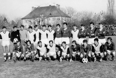 1973-ban Párkányban készült a közös fotó a magyar labdarúgó-válogatott 5:0-s sikerével zárult barátságos mérkőzés után. Világos mezben a hazaiak sikercsapata, amely akkoriban újoncként megnyerte a nyugat-szlovákiai kerületi bajnokságot, és feljutott a divízióba. Állnak, balról: Šiška, Géczi, Kecskés, Bugri, Kardos, Tóth, Fónad, Dunai II, Páncsics, Krakovszky, Szalai, Kovács J., Szűcs. Guggolnak, balról: Vidáts, Juhász Péter, Molnár, Családi, Jezso, Fazekas, Zámbó, Detven, Bálint. (A párkányi klub archívumából)